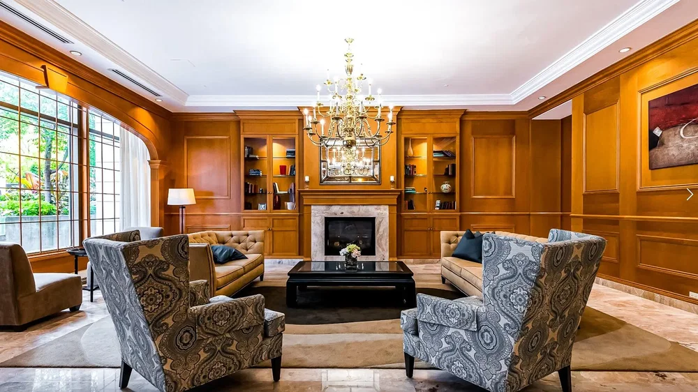 Salon; cheminée, lumière naturelle, style moderne