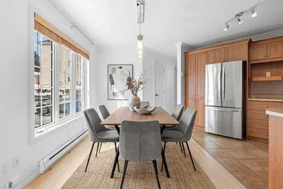 Kuhinja; kućanski aparati, prirodna svjetlost, moderan stil