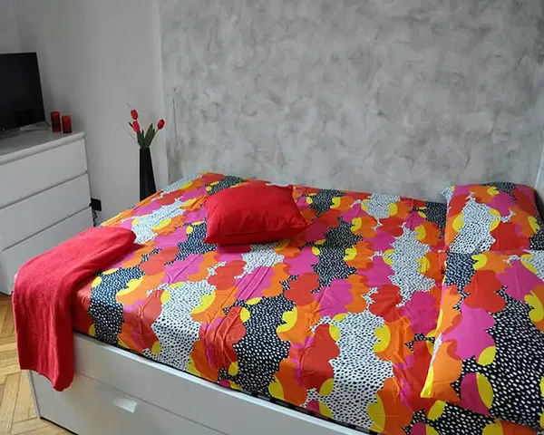 Sypialnia; podłoga drewniana, światło dzienne