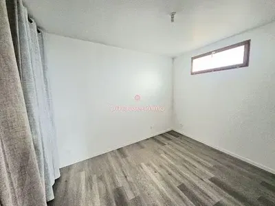 Schlafzimmer; tageslicht, holzboden, renoviert