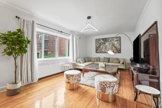 Soggiorno; vista, pavimento in legno, luce naturale, stile moderno