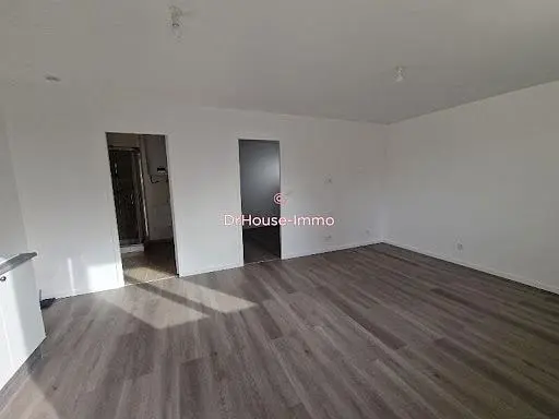 Wohnzimmer; holzboden, tageslicht, renovierungsbedürftig