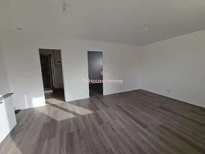 Wohnzimmer; holzboden, tageslicht, renovierungsbedürftig