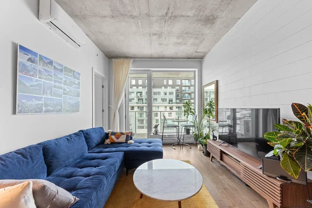 Soggiorno; luce naturale, stile moderno, pavimento in legno