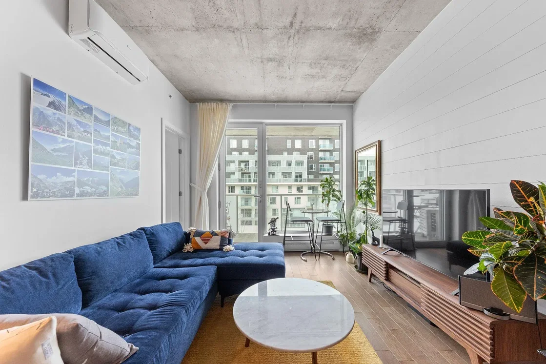 Wohnzimmer; tageslicht, moderner stil, holzboden