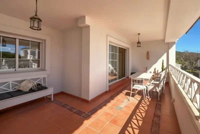 Teras; manzara, fayans zemin, doğal ışık