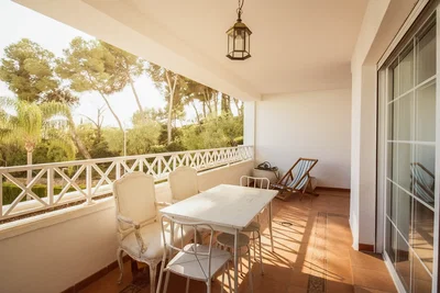 Teras; manzara, fayans zemin, doğal ışık