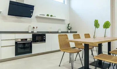 Küche; küchengeräte, tageslicht, moderner stil