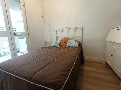 Spálňa; prirodzené svetlo, drevená podlaha