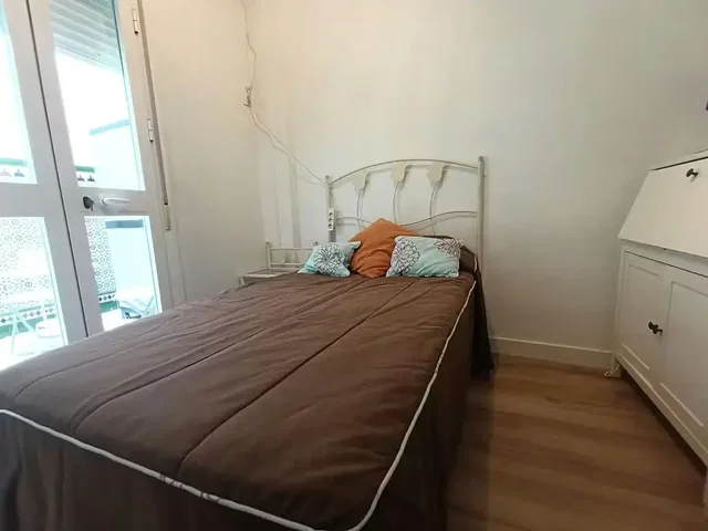 Camera da letto; luce naturale, pavimento in legno