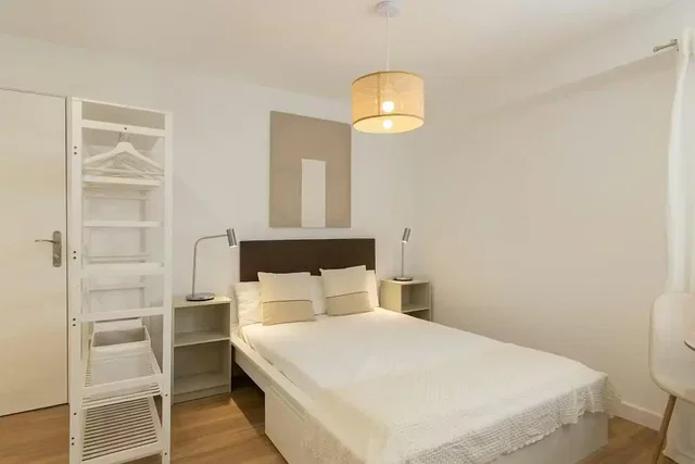 Camera da letto; luce naturale, stile moderno