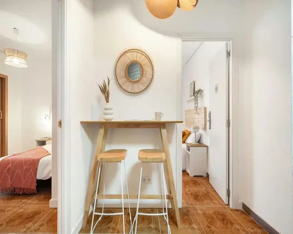 Chambre; carrelage, lumière naturelle