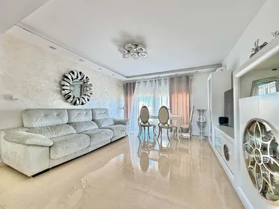 Oturma odası; fayans zemin, doğal ışık, modern stil