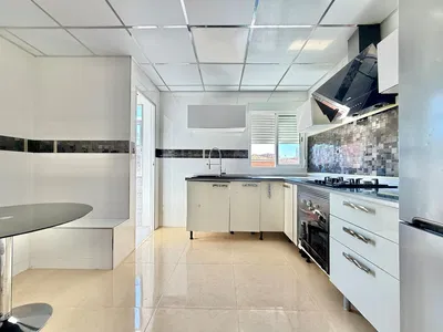 Mutfak; mutfak aletleri, fayans zemin, doğal ışık, modern stil