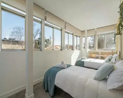 Yatak odası; manzara, doğal ışık