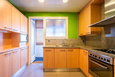 Mutfak; mutfak aletleri, fayans zemin, doğal ışık, modern stil