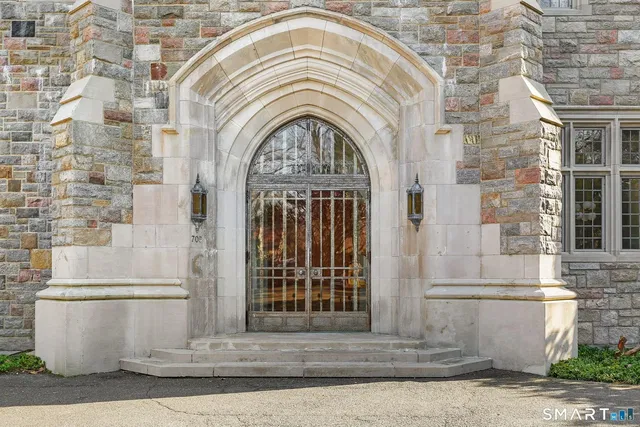 Къща и околности