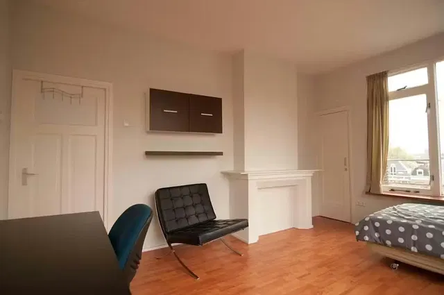 Camera da letto; luce naturale, pavimento in legno