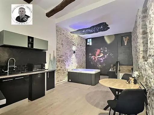 Cuisine; électroménager, parquet, style moderne, lumière naturelle
