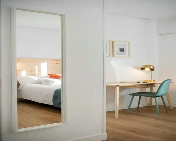 Υπνοδωμάτιο; ξύλινο πάτωμα, φυσικό φως, μοντέρνο στυλ