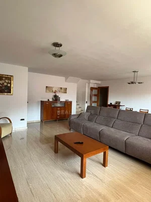 Oturma odası; fayans zemin, doğal ışık