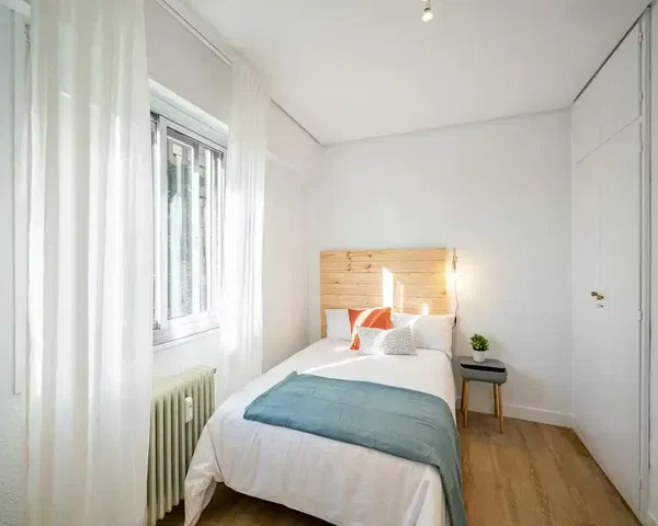 Schlafzimmer; tageslicht, holzboden