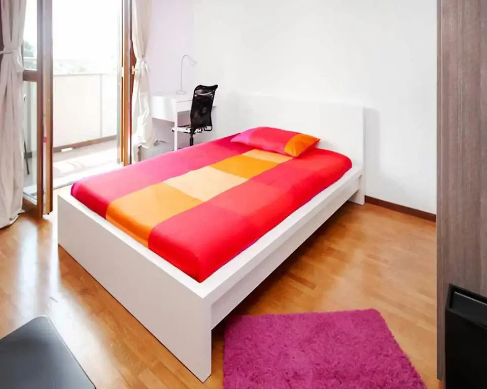 Yatak odası; ahşap zemin, doğal ışık