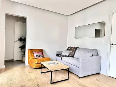 Obývačka; prirodzené svetlo, drevená podlaha, moderný štýl