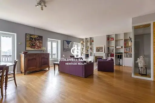 Salón; luz natural, suelo de madera, estilo moderno