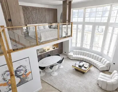 Dnevni boravak; visoki stropovi, prirodna svjetlost, moderan stil