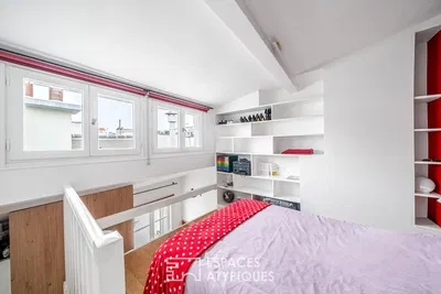 Spavaća soba; prirodna svjetlost, drveni pod, moderan stil