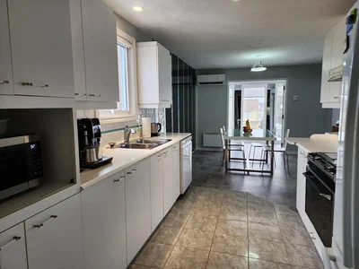 Kuhinja; kućanski aparati, pločice, prirodna svjetlost, moderan stil