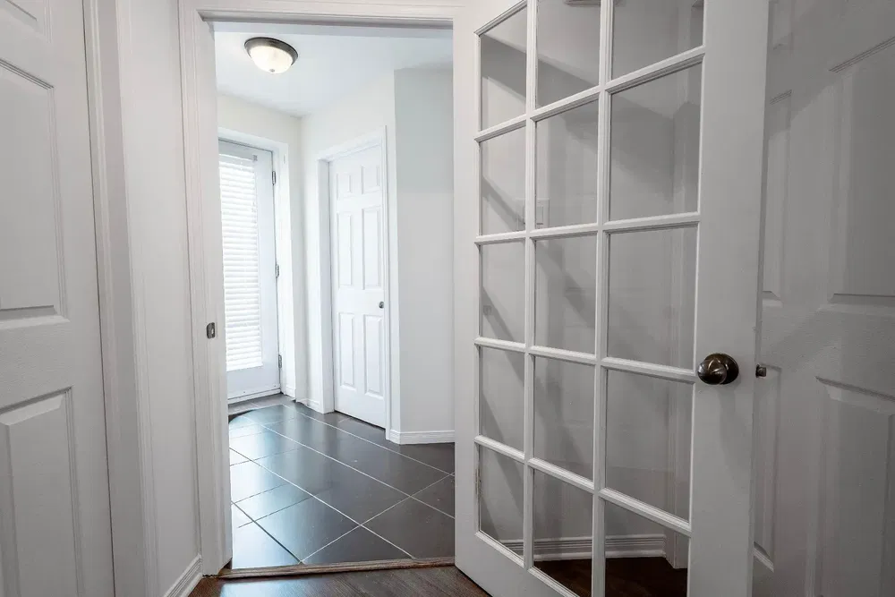 Γκαρνταρόμπα; πλακάκια, φυσικό φως