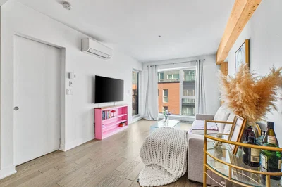 Oturma odası; manzara, ahşap zemin, doğal ışık, modern stil