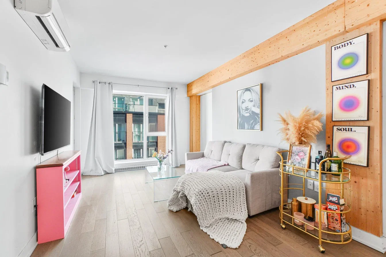 Oturma odası; doğal ışık, modern stil, ahşap kirişler