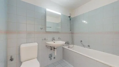 Badezimmer; fliesenboden, tageslicht, renovierungsbedürftig