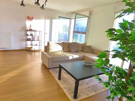 Wohnzimmer; tageslicht, holzboden, moderner stil