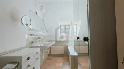 Badezimmer; fliesenboden, tageslicht, renoviert