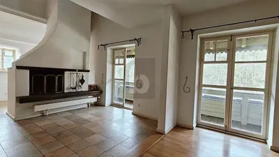 Wohnzimmer; kamin, tageslicht, holzboden, fliesenboden