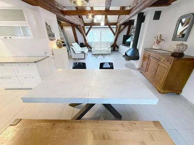 Wohnzimmer; holzbalken, holzboden, tageslicht, moderner stil