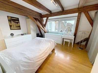 Schlafzimmer; holzbalken, holzboden, tageslicht