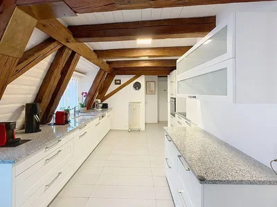 Küche; holzbalken, fliesenboden, tageslicht, moderner stil, küchengeräte