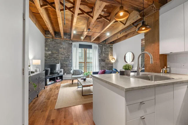 Soggiorno; travi in legno, pavimento in legno, luce naturale, stile moderno