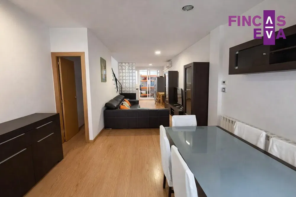 Oturma odası; modern stil, ahşap zemin, doğal ışık