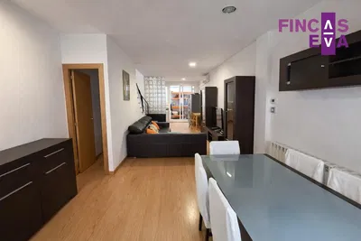 Oturma odası; modern stil, ahşap zemin, doğal ışık