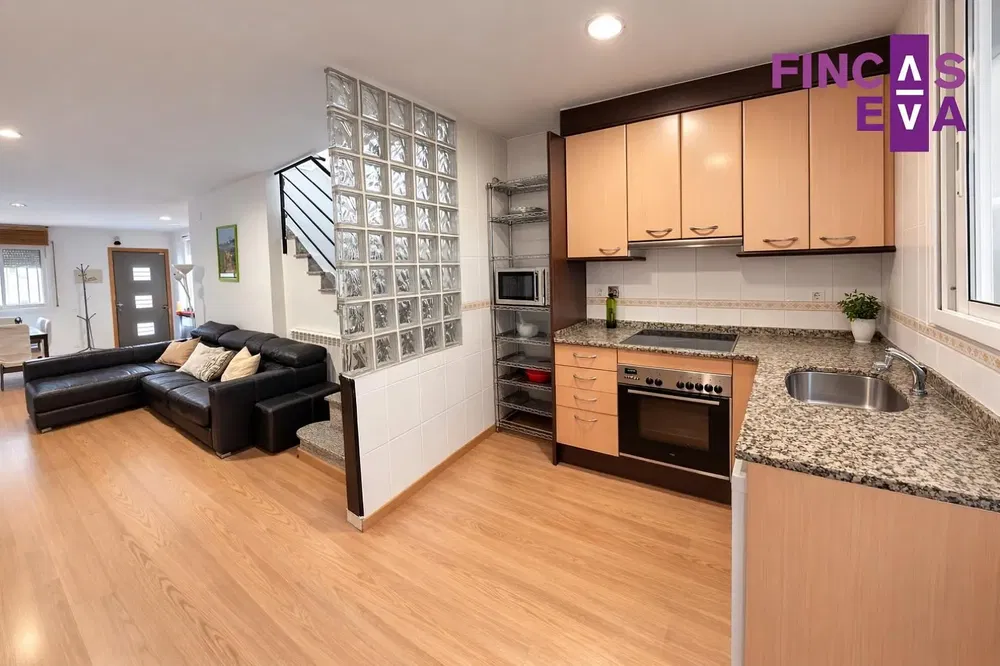 Oturma odası; manzara, ahşap zemin, doğal ışık