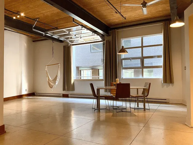 Soggiorno; pavimento in piastrelle, luce naturale, stile moderno