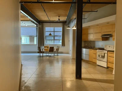 Cuisine; carrelage, électroménager, lumière naturelle