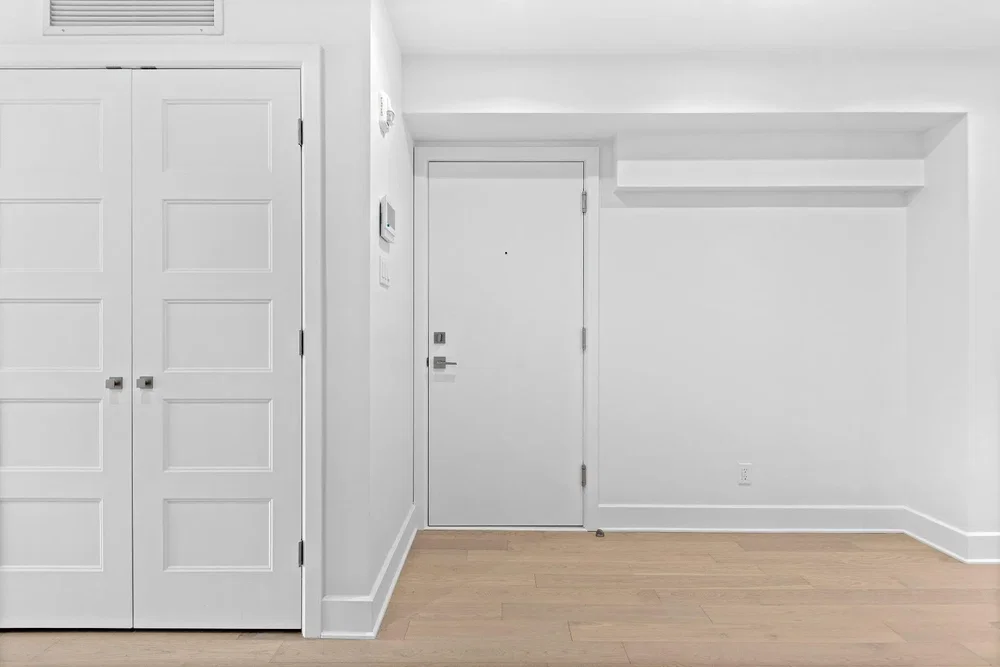 Oda; ahşap zemin, tadilatlı, doğal ışık