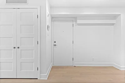 Oda; ahşap zemin, tadilatlı, doğal ışık